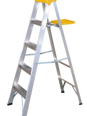 ET4.jpg ET4 - Escalera de tijera tipo III de aluminio y tapa plástica con 4 peldaños Surtek