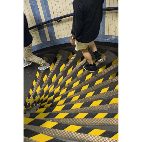 101448 - Rollo 5 m de cinta antiderrapante ama/negra 50mm c/abrasivo